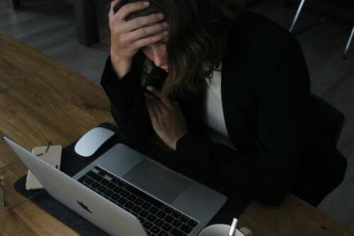 Frustrated US finance manager dealing with complex Mexican payroll compliance