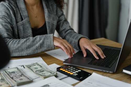 Accountant managing Mexican labor law compliance documents